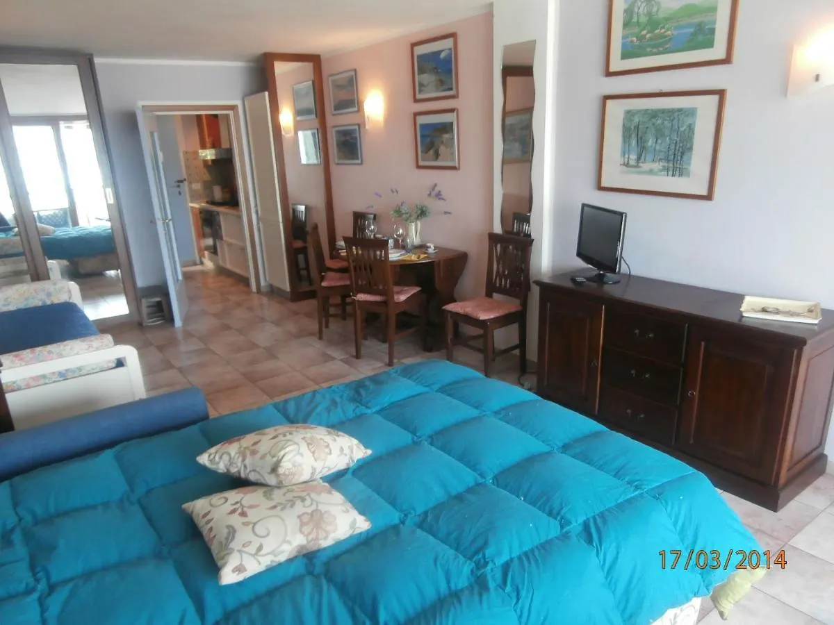 La Pianotta Sulla Spiaggia Porto Azzurro Italia